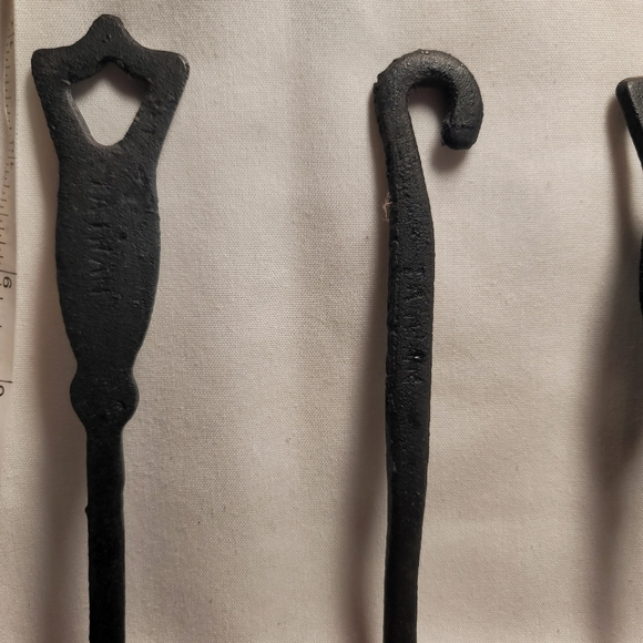 VTG. Cast Iron Kitchen Utensils with Holder. Set of 4. (390) - Picture 4 of 10